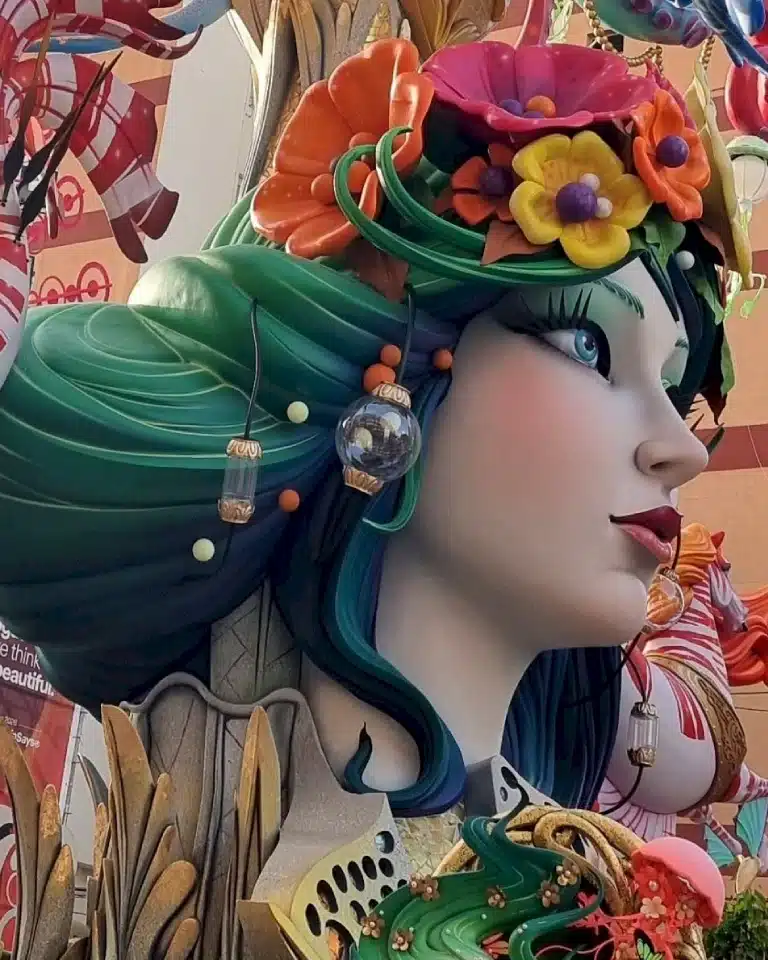 Detalle de la figura central de la Hoguera ganadora